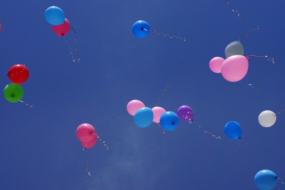Bunte Luftballons fliegen in den Himmel